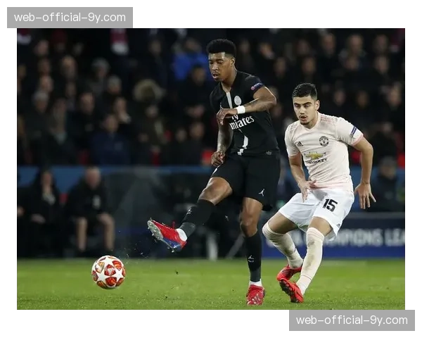 巴黎圣日耳曼官方更新伤情：主力中卫金彭贝恢复有球训练，包括定位球攻防演练